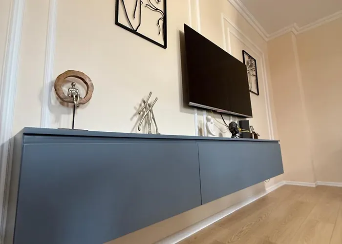 Dennys Near Lion Park * ティラナ